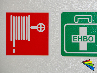 Pictogram sticker brandslang en verbanddoos, brandpreventie BHV 